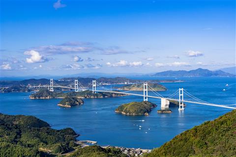 亀老山展望台より望む来島海峡大橋と瀬戸内海の島々